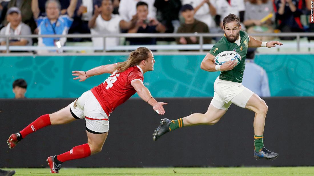 South Africa&#39;s Cobus Reinach runs clear of Canada&#39;s Jeff Hassler during the Pool B game at Kobe Misaki Stadium. 
