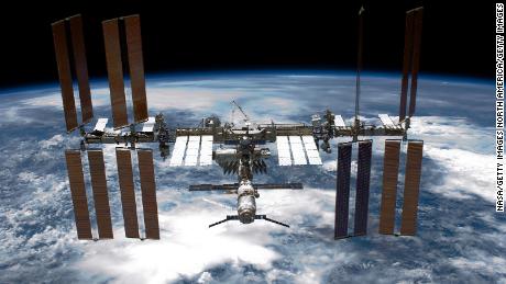 La Estación Espacial Internacional (ISS) se puede ver desde el transbordador espacial Endeavour de la NASA después de que la estación y el transbordador comenzaron su separación después del desacoplamiento el 29 de mayo de 2011.