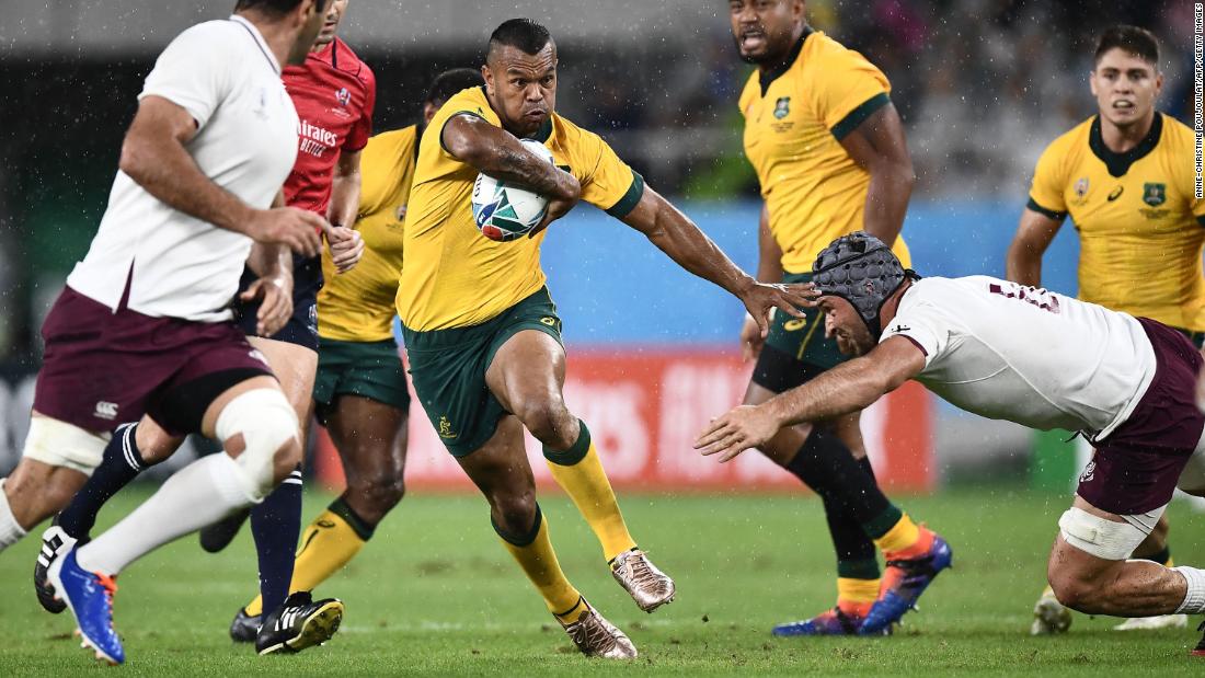 Australia&#39;s full back Kurtley Beale (C) runs with the ball during the match between Australia and Georgia. 