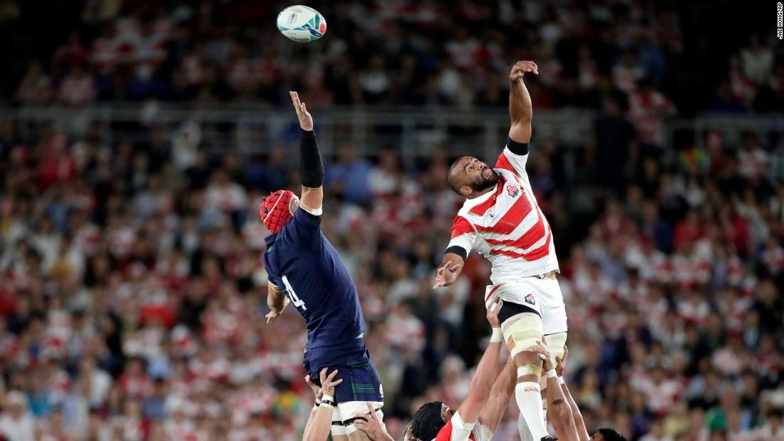 Japan&#39;s Michael Leitch misses the lineout ball. Japan will face South Africa in the semi-finals.