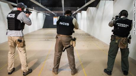 Gli agenti speciali dell'NCIS sparano con la pistola MK18 durante le qualifiche di tiro.