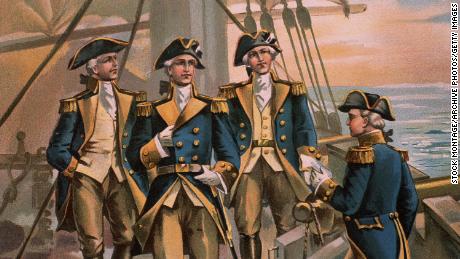 Une illustration couleur publiée en 1899 représente le commandant en chef de la marine continentale en 1776, le commodore Esek Hopkins, avec ses officiers.