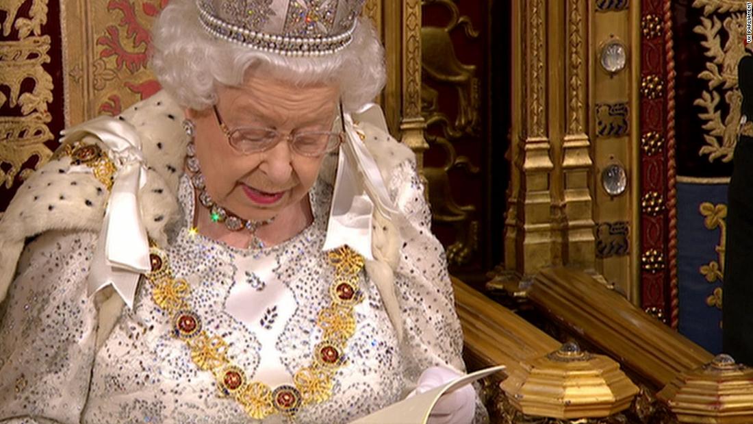 Королева переехала. Королева Англии из миньонов. Каким лаком пользуется Королева Великобритании. Из дворца выезжает Королева.