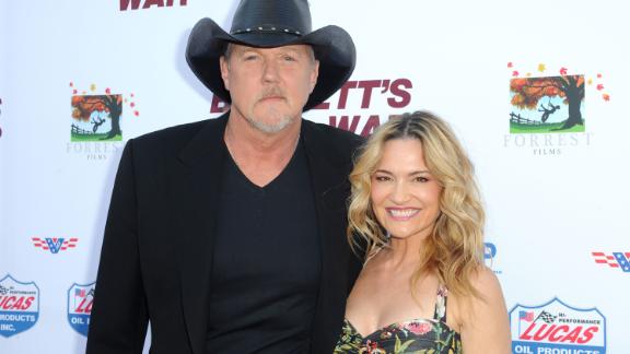 Trace Adkins marries actress Victoria Pratt with an assist from Blake ...