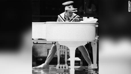 Elton John, as Donald Duck, performs a free concert in September 1980 in New York&#39;s Central Park. 