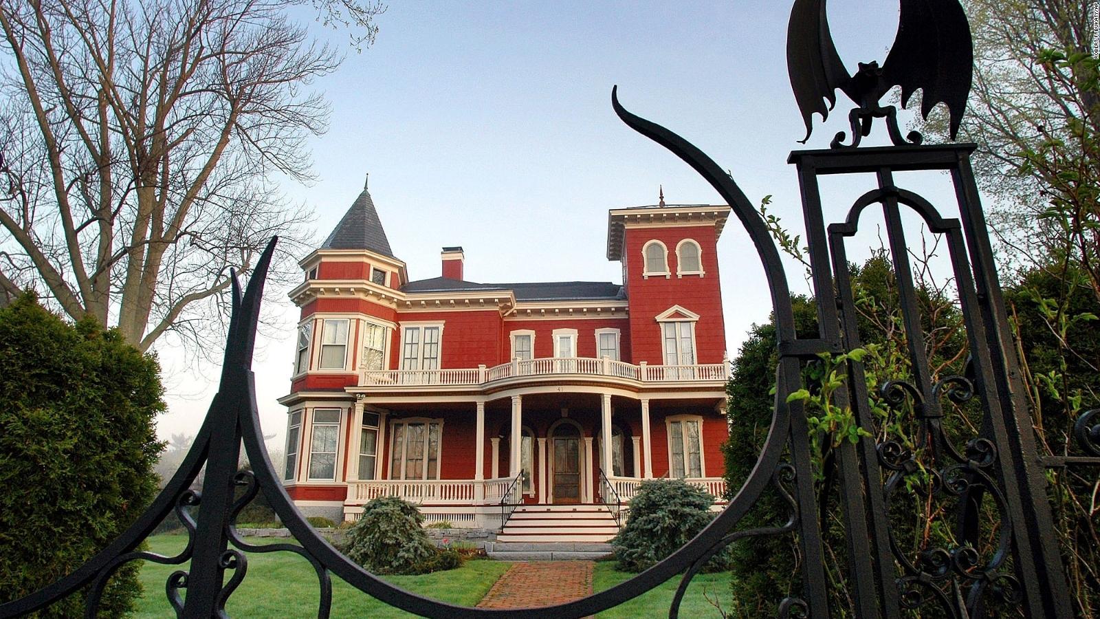 Stephen King is converting his haunting Maine home into a writers' retreat  and archive | CNN Travel