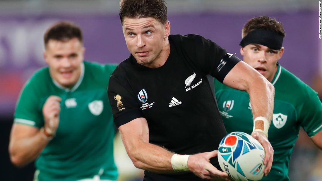 New Zealand&#39;s full back Beauden Barrett (C) looks to pass the ball during the Japan 2019 Rugby World Cup quarterfinal match against Ireland. The All Blacks won 46-14.