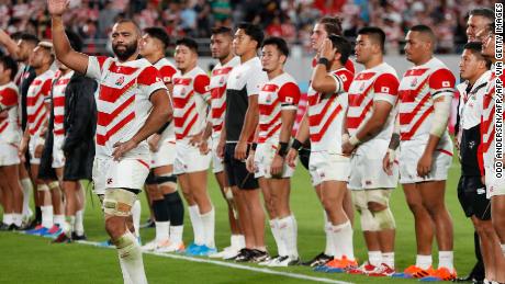 Japan&#39;s captain Michael Leitch (front) leads his team in thanking the home fans for their support.