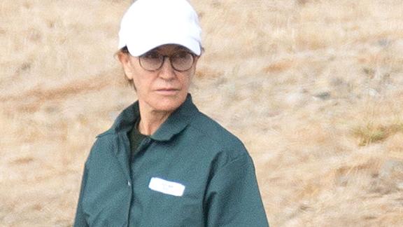 Felicity Huffman Photo Shows Her In A Prison Uniform As She Serves 13 6386