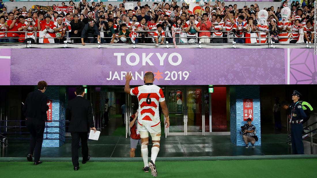 Michael Leitch of Japan acknowledges the crowd whilst walking down the tunnel after the Brave Blossoms&#39; defeat.