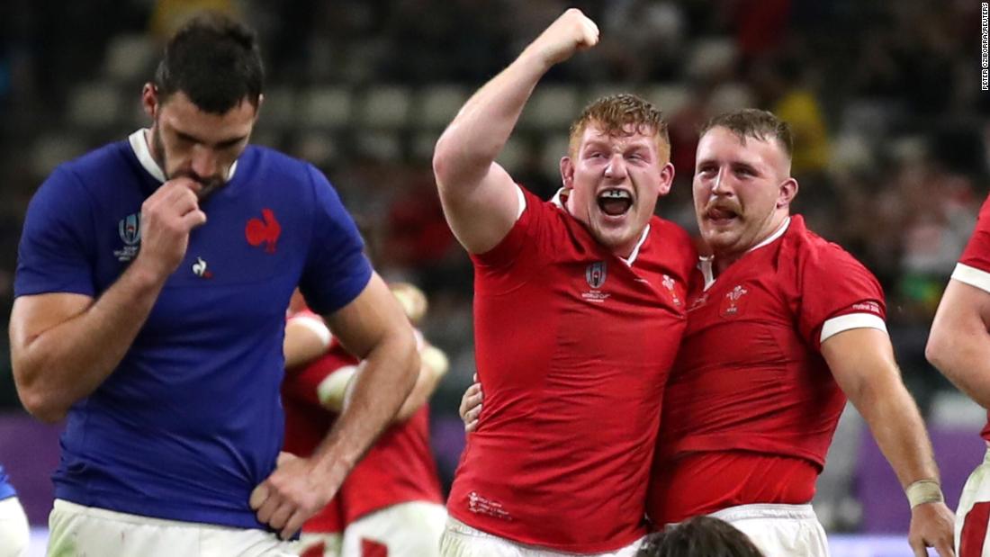 Aaron Wainwright celebrates with teammates after Wales&#39; 20-10 quarterfinal win over France.