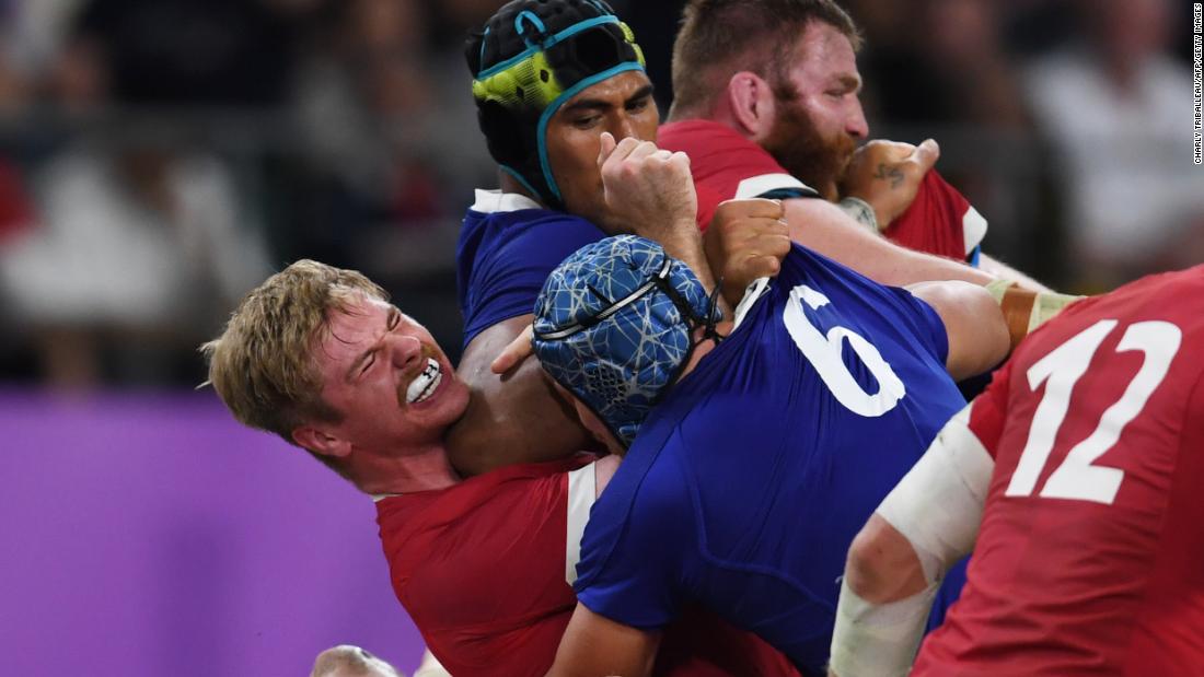 France&#39;s lock Sebastien Vahaamahina (black cap) elbows Wales&#39; flanker Aaron Wainwright (L). Vahaamahina was red carded and his dismisall proved key as Wales took control of the match.