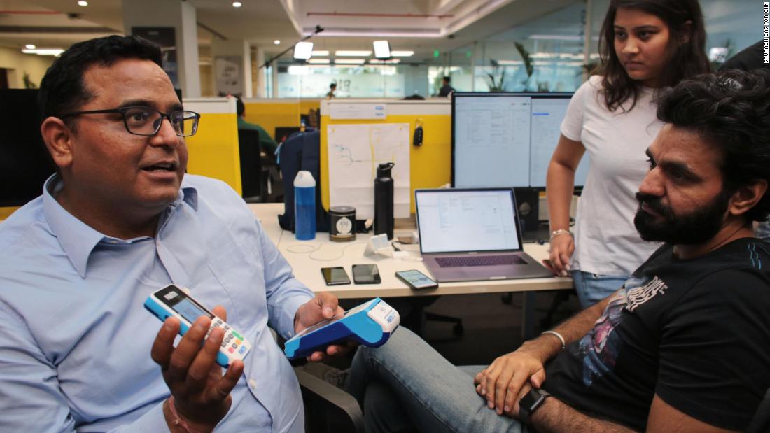 Sharma interacts with employees at Paytm&#39;s headquarters in Noida, India. (Saurabh Das for CNN)