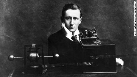 Ingénieur électrique italien et lauréat du prix Nobel Guglielmo Marconi avec l'un de ses appareils de radio sans fil. (Photo by Hulton Archive/Getty Images)