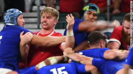 France&#39;s lock Sebastien Vahaamahina (black cap) moments before he elbows Wales&#39; flanker Aaron Wainwright (2nd left) in the Rugby World Cup quarterfinal. 