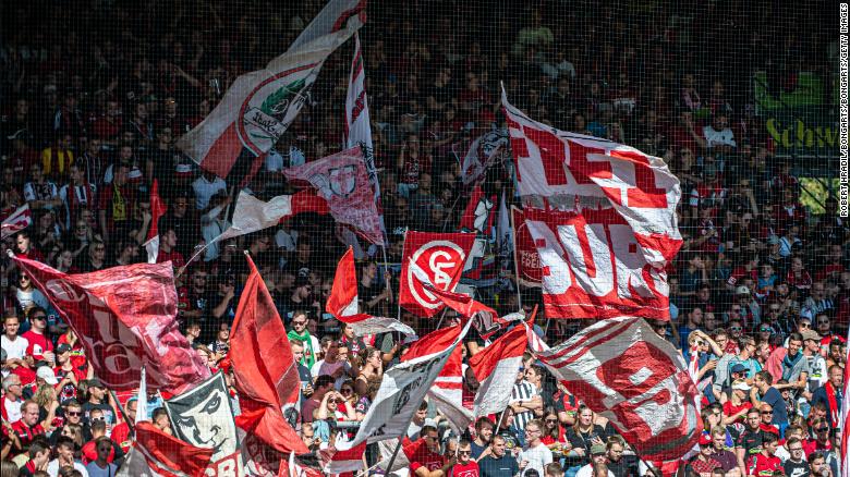 ผู้สนับสนุน Freiburg เชียร์ระหว่างการแข่งขันบุนเดสลีกากับ Augsburg ที่ Schwarzwald-Stadion เมื่อวันที่ 21 กันยายน 2019