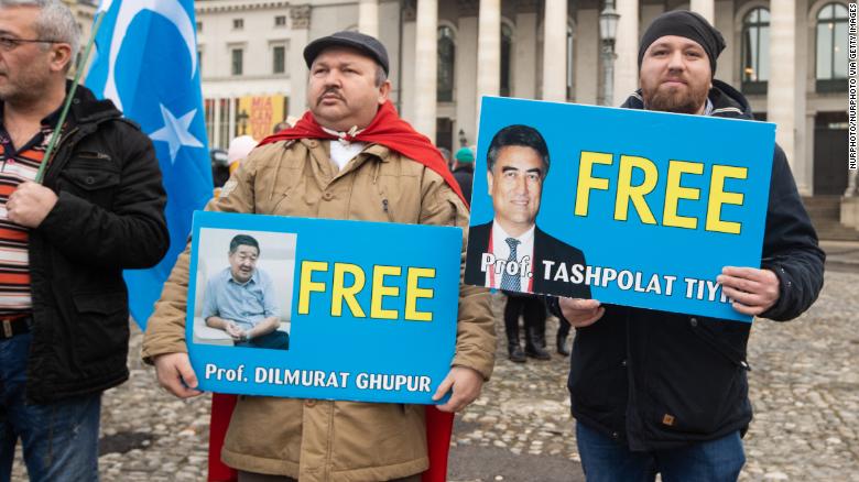 Prof. Dilmurat Ghpur ve Prof. Tashpolat Tiyh için 2 Şubat'ta Almanya'da Özgürlük isteyen protestocular.