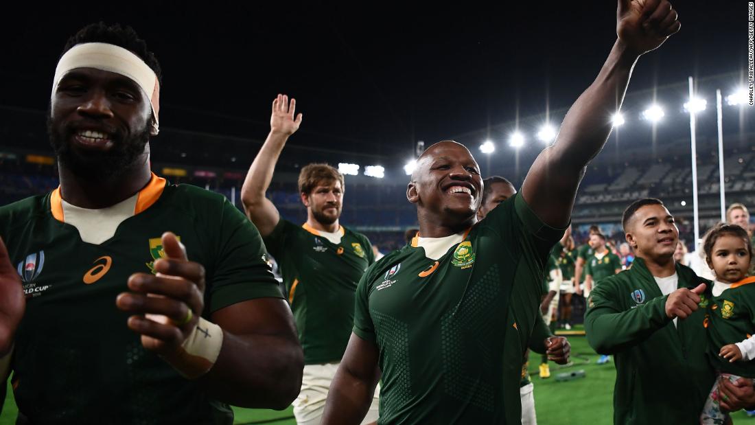South Africa triumphs 19-16 thanks to a late penalty kick from Handre Pollard. Springbok hooker Bongi Mbonambi (center) gestures after booking a spot in the final against England.