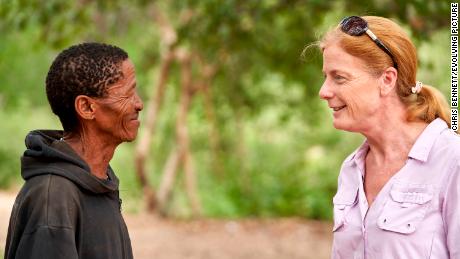 Study author Vanessa Hayes chats with Headman ǀkun ǀkunta from an extended Ju/&#39;hoansi family. She has been visiting ǀkun and his extended family for over a decade. They shared their blood samples to aid the study. 