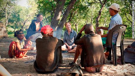 Hayes sits with Juǀ&#39;hoansi hunters Nǂamce Sao, ǀkun Nǂamce and ǀkun ǀkunta (left to right). 