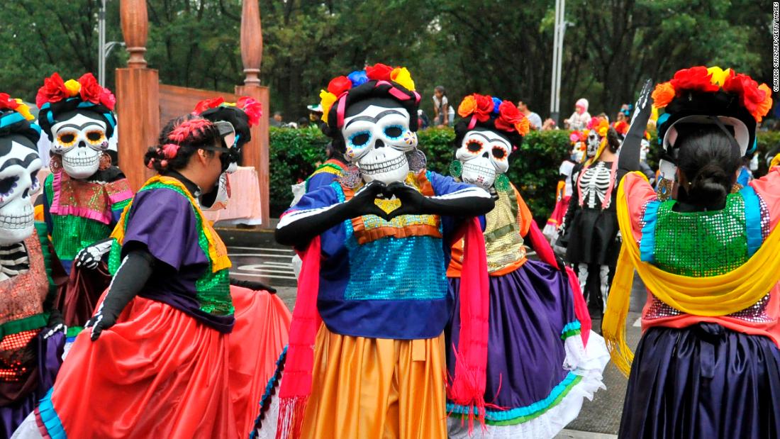 Día de Muertos: mega ofrenda en el Zócalo de la Ciudad de México - CNN ...