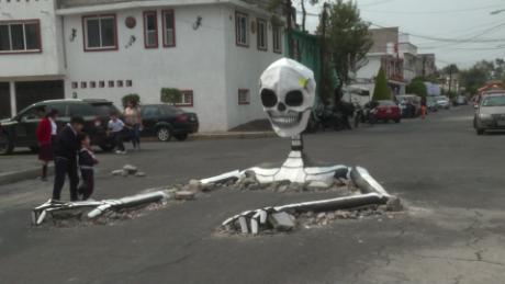 Dia De Muertos Una Ofrenda Muy Particular De Una Familia De Tlahuac Cnn Video