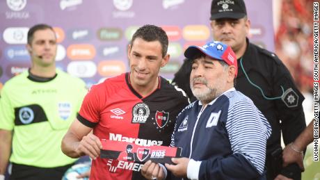 Diego Maradona was presented with a customized captain&#39;s armband by Newell&#39;s captain Maxi Rodriguez.