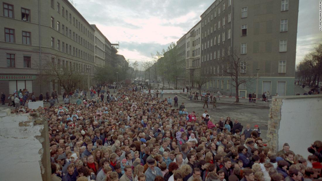 Thousands of people pass through a checkpoint at Bernauer Strasse, Berlin, on November 12, 1989. 