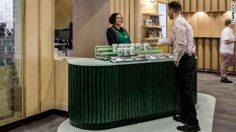 Starbucks doesn&#39;t want you to order at its newest store