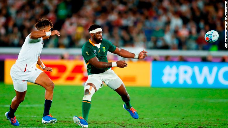 South Africa's flanker Siya Kolisi (R) passes the ball beside England's wing Anthony Watson during the Japan 2019 Rugby World Cup final.