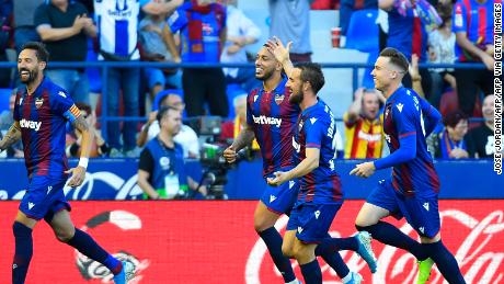 Levante&#39;s players celebrate the third goal scored by Nemanja Radoja in the 3-1 victory over Barcelona.