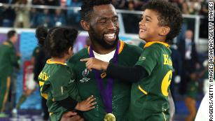 Siya Kolisi: Rugby hero helping townships during lockdown - CNN