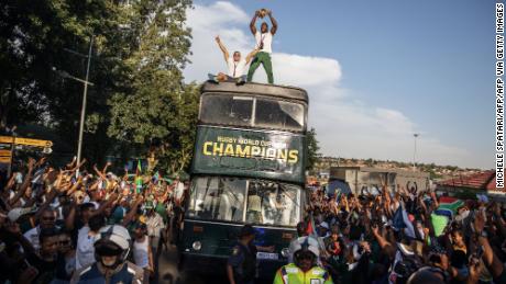 South African Rugby captain Siya Kolisi (C) holds up the Web Ellis trophy as the World Cup winner team parades Vilakazi street in Soweto on an open top bus  on November 7, 2019 in Soweto, South Africa. (Photo by Michele Spatari / AFP) (Photo by MICHELE SPATARI/AFP via Getty Images)