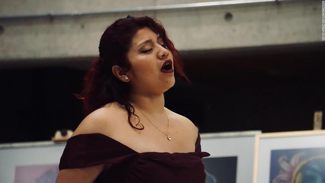 A soprano started singing out her window in defiance of a government-imposed curfew in Chile