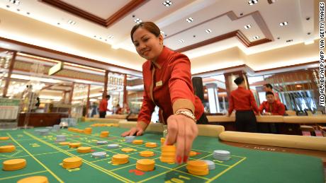 Un empleado de Solaire Manila Resorts and Casino revisa las fichas. En su tiempo libre, los empleados de POGO juegan mucho y se endeudan al ser víctimas de los usureros.