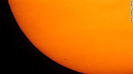 Mercurio hace un raro paso por el sol