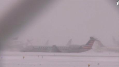 Plane slides off runway at Chicago&#39;s O&#39;Hare as snow moves in