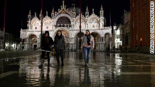Venècia patia un turisme, una població envellida i els enfonsaments. Després van arribar les inundacions