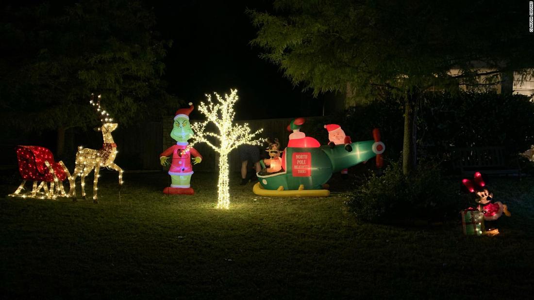 Hawaii family's Dallas Cowboys-themed Xmas decorations go viral