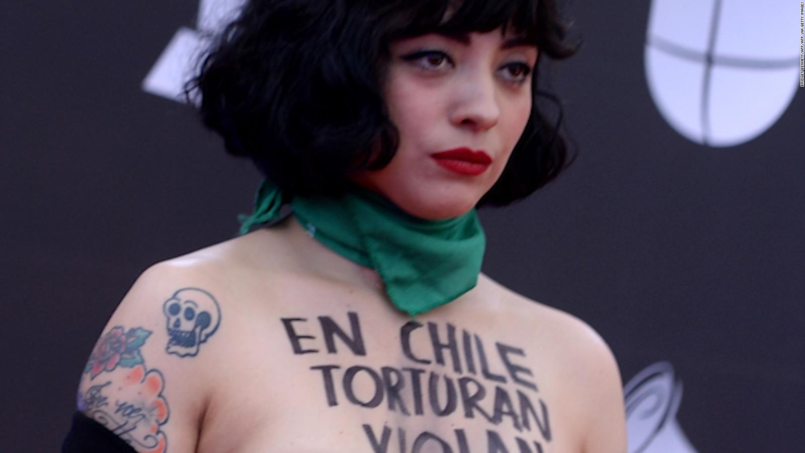 Mon Laferte Ganadora En Los Latin Grammy Y La Más Polémica Por Protestas Con Los Senos Al Aire 