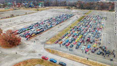 Thousands of car owners gathered in Missouri to fulfill a 14-year-old boy&#39;s last wish for sports car funeral procession.