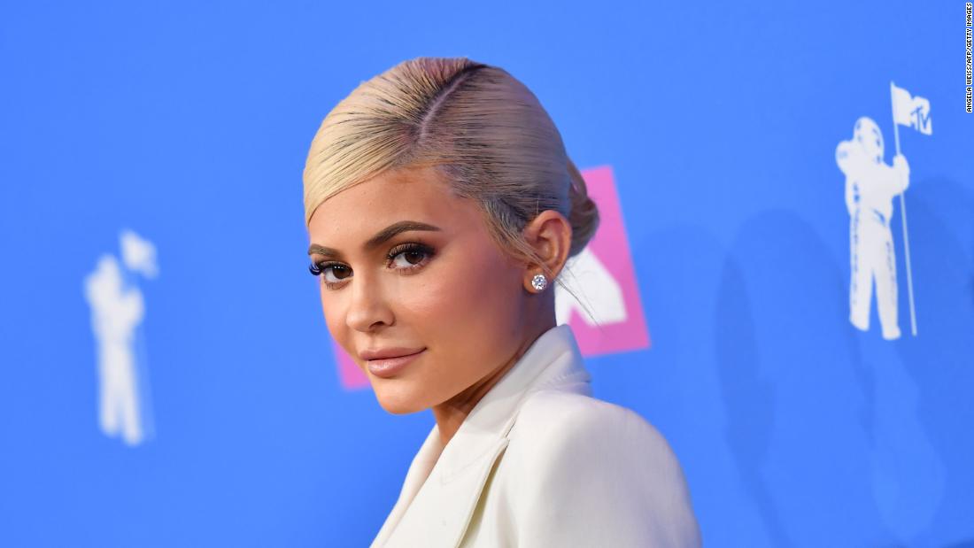 Kylie Jenner Does Performance Of Rise And Shine With A Little Help From Justin Bieber Cnn 