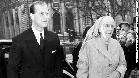 UNITED KINGDOM - JULY 03:  The Duke of Edinburgh escorting his mother, the Princess Alice of BATTENBERG , upon arriving at Westminster Abbey on July 3, 1960.  (Photo by Keystone-France/Gamma-Keystone via Getty Images)