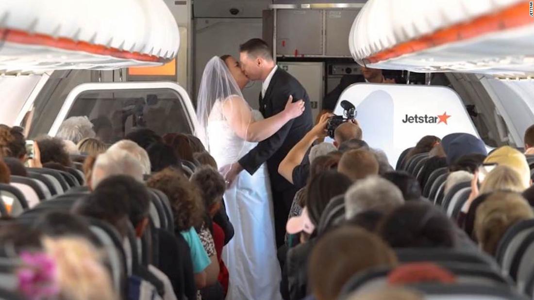 Jetstar Wedding Couple Tie The Knot 37000 Feet In The Air Between 8647