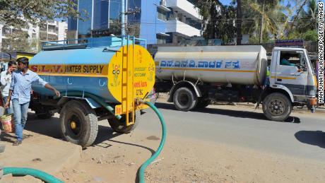 Millions in India&#39;s big tech cities depend on private water tankers because government supplies are inadequate. (Manjunath Kiran/AFP/Getty Images)