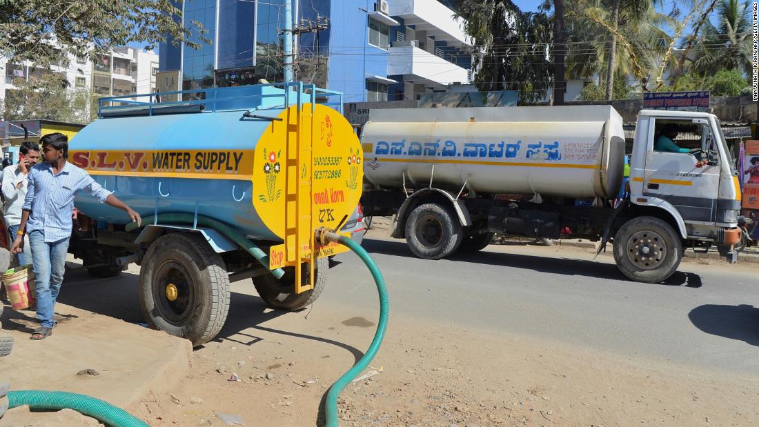 Millions in India&#39;s big tech cities depend on private water tankers because government supplies are inadequate. (Manjunath Kiran/AFP/Getty Images)