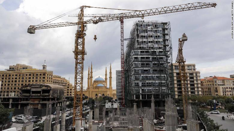 This picture taken on November 26, 2018 shows a view of a halted construction site and another still under construction in the downtown district of the Lebanese capital Beirut, with the city&#39;s landmark Mohammad al-Amin mosque seen in the background.