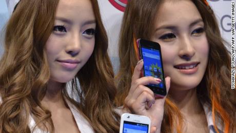 (L-R) Koo Hara and Park Gyuri of South Korean all-girl pop group Kara pose with the new smart phone &quot;Optimus Bright&quot;, produced by South Korean electronics giant LG Electronics in Tokyo on June 17, 2011.  The Optimus bright has 4.0-inch LCD display on its thin 9.5mm body. AFP PHOTO / Yoshikazu TSUNO (Photo credit should read YOSHIKAZU TSUNO/AFP via Getty Images)