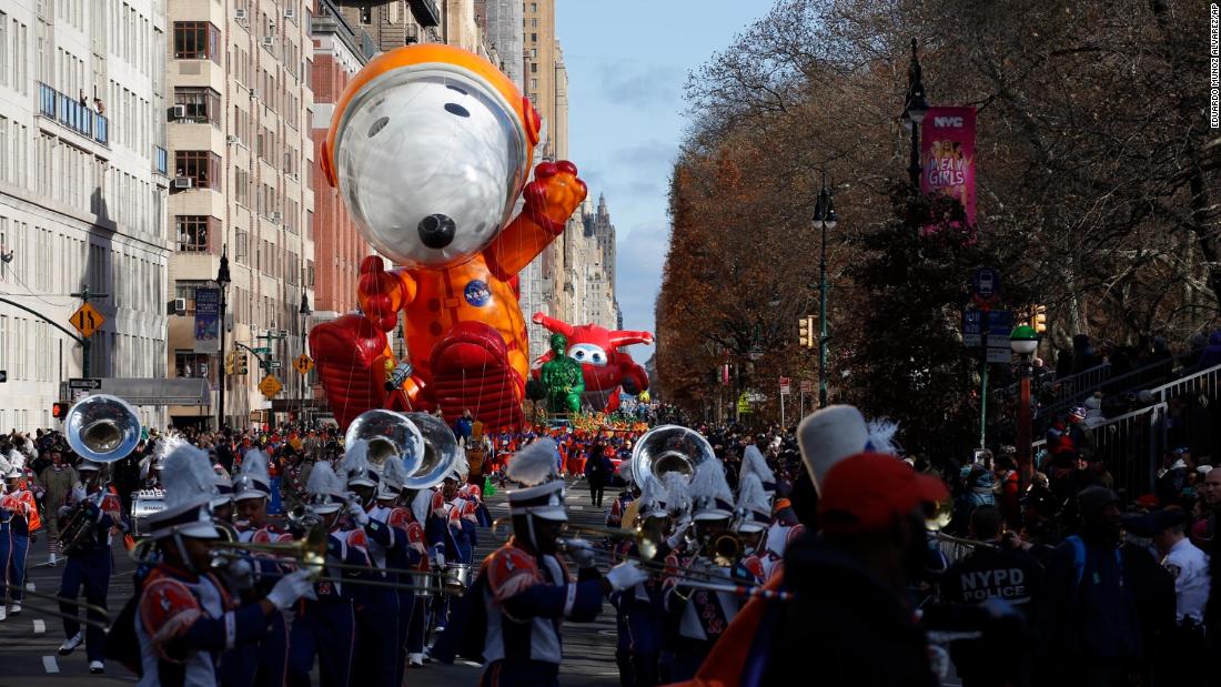 Astronaut Snoopy makes its way down New York&#39;s Central Park West.