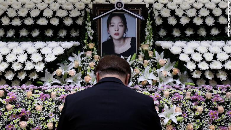 A man pays tribute at a memorial altar for K-pop star Goo Hara at the Seoul St. Mary&#39;s Hospital on Monday.